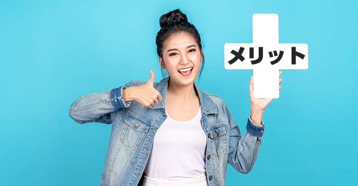 プラスマークを持つ女の人の画像